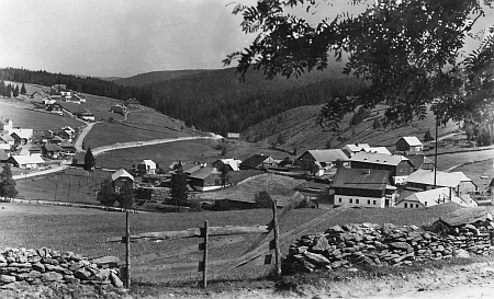 Pohled na část Kvildy, zvanou Hamerské Domky či také Vilémov,
vlevo táhnoucí se dál dozadu nad silnicí do Františkova