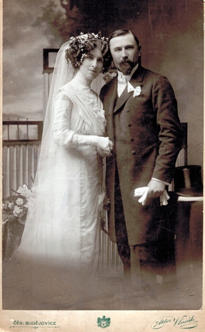 Svatební fotografie jejího otce Vojtěcha Hambergera, rodáka z Dolní Stropnice