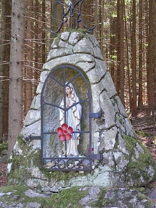 Kaple Nanebevstoupení Panny Marie s blízkou Lurdskou jeskyní při původní cestě z Přední Výtoně do Frýdavy byla postavena v roce 1902 z iniciativy opata Leopolda Wackarze a faráře Ignáce Češky z Přední Výtoně