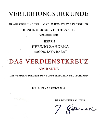 Listina o propůjčení vysokého vyznamenání Spolkové republiky Německo, uděleného Herwigu Zahorkovi "za obzvláštní zásluhy o národ a stát" s datem 7. října 2014