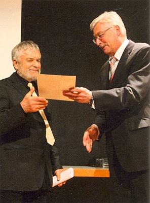 Z rukou Dr. Clause Kappla přijímá roku 2014 Cenu sdružení Kulturkreis Freyung-Grafenau