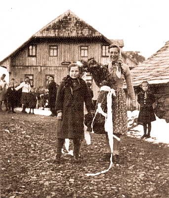 Erna a Frieda Fastnerovy před Zanellových hostincem