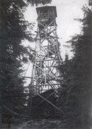 Vzácný snímek (z roku 1946) dřevěné rozhledny na Knížecím stolci, zbudované někdy ve třicátých letech minulého století