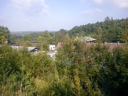 Tady při někdejší schwarzenberské cihelně Vývarka u nádraží Hluboká-Zámostí
byl roku 1945 sběrný tábor, kde dokonal (viz i Karl Meinhard)