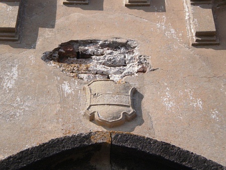 Erb rodu Zedwitz na fasádě hrobky ve dnes zcela zaniklém Doupově