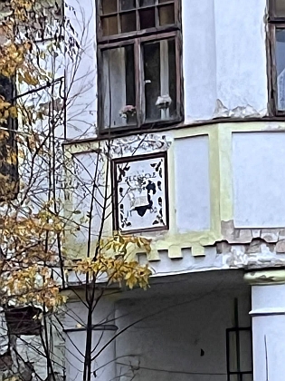 ... naopak chátrá zámeček v Doubravě (dříve Grün), ještě na začátku 21 století restaurace, nad jejímž vchodem je umístěn znak Zedwitzů, pocházející z ruin zámku v Kopaninách