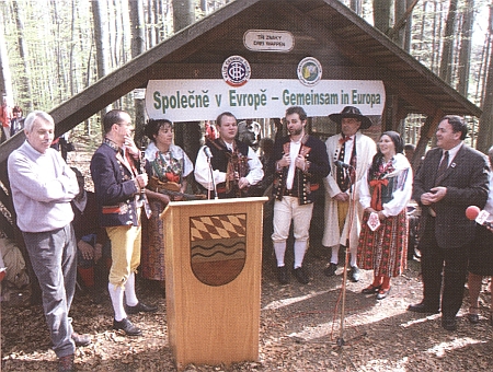 "Tři znaky" u zaniklé obce Bystřice nedaleko Folmavy - kopie je uložena v muzeu ve Waldmünchen a 1. května 2004 se tu slavil vstup České republiky do Evropské unie