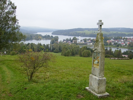 Kaple Hohe Marter a dvě zastavení obnovené křížové cesty v roce 2010