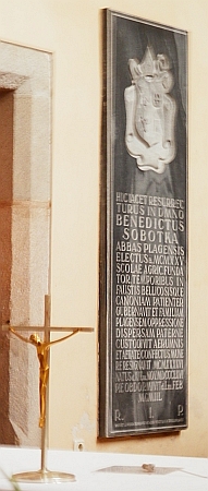 Náhrobní deska opata Benedikta Sobotky ve hřbitovní kapli kláštera ve Schläglu