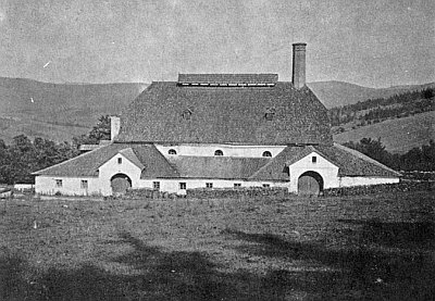 Sklárna v Podlesí roku 1880 a po svém zániku s výhledem na Kašperské Hory a hrad Kašperk