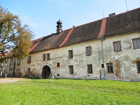 Tady sídlila knížecí rolnická škole v Rábíně, kde učil