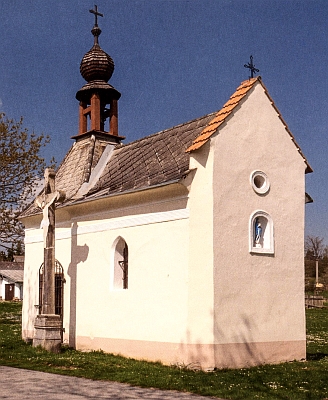 Zvonicová návesní kaple ve Včelné pod Boubínem