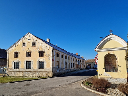 Usedlost z roku 1871 a výklenková kaplička na roudenské návsi