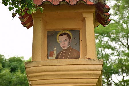 Boží muka s portrétem Johanna Nepomuka Neumanna na křížové cestě u Prachatic