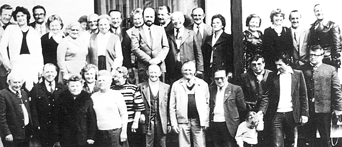 Na tomto skupinovém snímku obyvatel někdejších Stodůlek z roku 1982 ho vidíme v první řadě třetího zprava, nad ním stojí ve druhé řadě třetí zprava manželka Edda