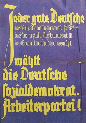 Volební plakát Německé sociální demokracie v ČSR (DSAP) z roku 1938 (v květnu a v červnu ještě "za republiky") s textem: Každý dobrý Němec, který si cení svobody a demokracie, který je pro dílo sociální výstavby, který zavrhuje metody násilí, volí DSAP