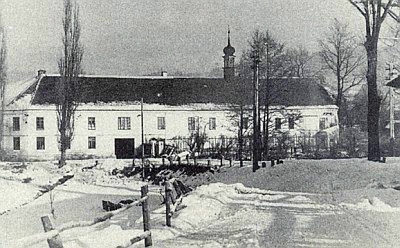 Takzvaný "Hof" v místě někdejší tvrze na starší fotografii