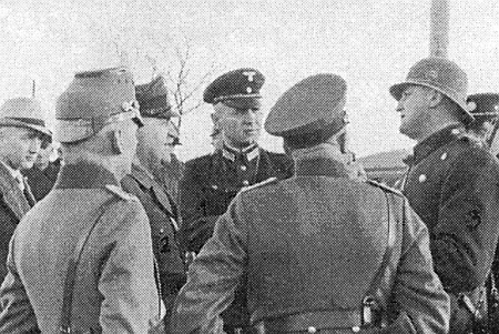 Na snímku z listopadu roku 1938 je zachycen Wolfgang Zierhut starší už jako aktivista Sudetoněmecké strany (vstoupil pak do NSDAP) při záboru Petrovic nad Úhlavou za jednání s československým policistou