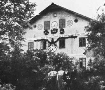 Horní mlýn v otcově rodném Chudeníně ve třicátých letech 20. století a dnes