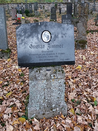 Hrob jeho otce Gustava Zimmera v Českých Žlebech a detail podobenky