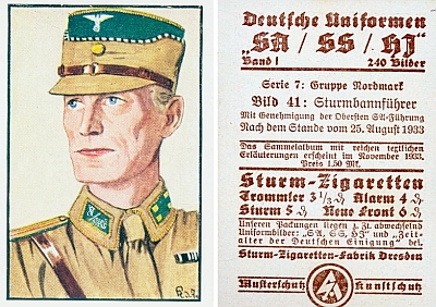Tento neuvěřitelný doklad někdejší nacistické záliby v uniformách byl přílohou balíčku cigaret z Drážďan a zpodobuje muže v hodnosti SA-Sturmbannführera, kterou Zmeck  v roli adjutanta (SA-Truppenführer) zastával