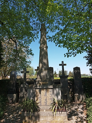 Jméno jeho otce Josefa je na všerubském pomníku padlým v 1. světové válce v prostředním sloupci druhé odshora